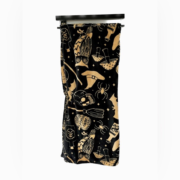 Cynthia Rowley Decorative Throw Curious Halloween - Picture 2 of 3